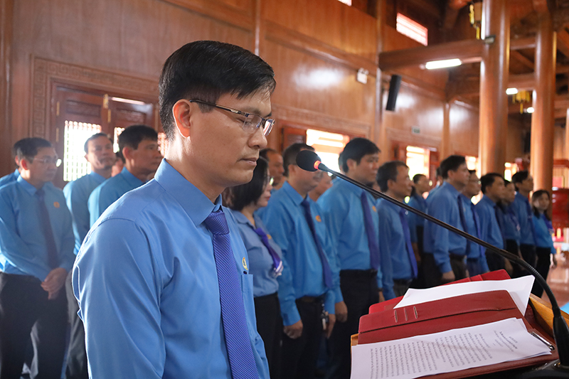 Đại diện lãnh đạo LĐLĐ tỉnh đọc báo công của Công đoàn tỉnh Quảng Bình.