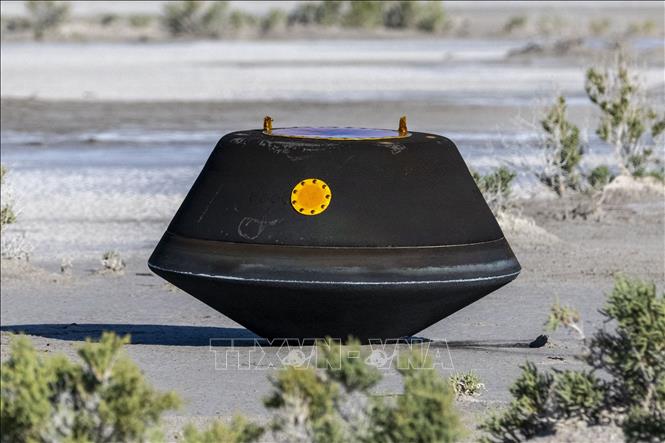 Khoang tàu vũ trụ OSIRIS-REx của NASA, mang theo mẫu vật lấy từ bề mặt tiểu hành tinh Bennu, sau khi được thả xuống sa mạc bang Utah, Mỹ ngày 24/9/2023. Ảnh: AFP/TTXVN