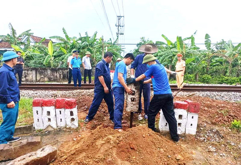 Lực lượng liên ngành tổ chức đóng các lối đi tự mở băng qua đường sắt.