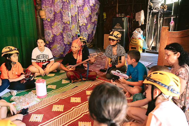 Trại hè Việt Nam Summer Camp mang đến nhiều trải nghiệm văn hóa đặc sắc cho học sinh Hungary và Việt Nam. Ảnh: Netin Travel