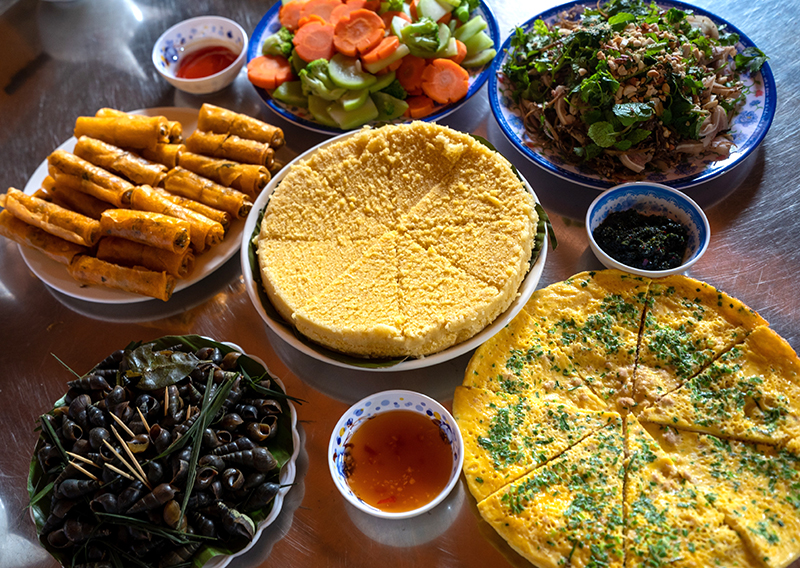 Ăn tối cùng người dân địa phương là trải nghiệm thú vị Oxalis mang lại cho du khách ở xã Tân Hóa (Minh Hóa). Ảnh: Oxalis