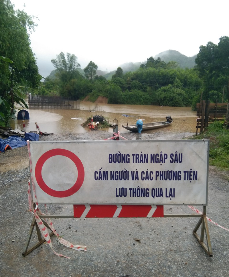 Các điểm ngập nước đã được lắp biển cảnh báo và bố trí người ứng trực
