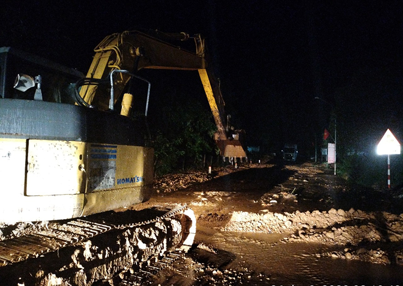 Huy động lực lượng, phương tiện,... trắng đêm khắc phục sự cố, bảo đảm thông tuyến Quốc lộ 12A từ 5h00 ngày 26/9/2023.