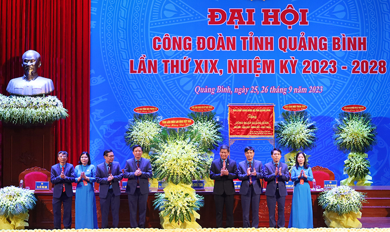 Đồng chí Phó Chủ tịch Tổng LĐLĐ Việt Nam Huỳnh Thanh Xuân tặng lẵng hoa chúc mừng đại hội.
