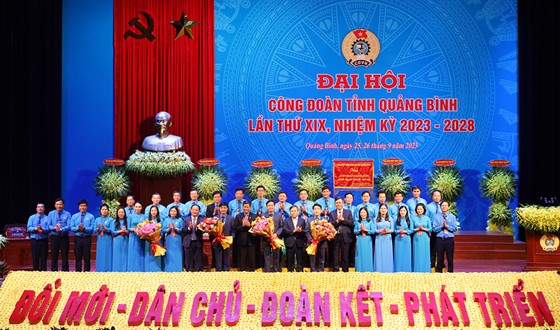 Các đồng chí Thường trực Tỉnh ủy và lãnh đạo Tổng LĐLĐ Việt Nam tặng hoa chúc mừng Ban Chấp hành LĐLĐ tỉnh khoá XIX, nhiệm kỳ 2023-2028.
