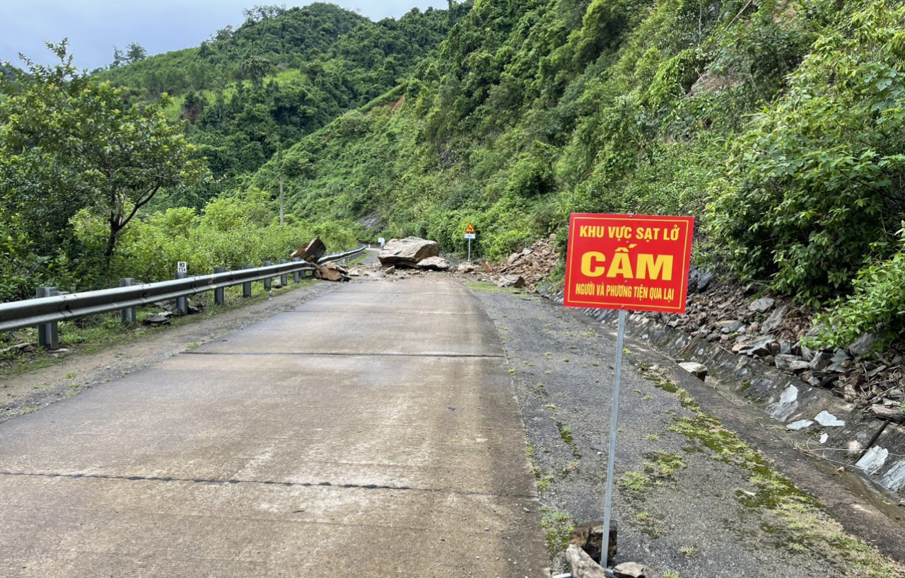 Đường Hồ Chí Minh nhánh Tây đoạn qua xã Trường Sơn (Quảng Ninh) bị lở đá trên núi, tắc đường.