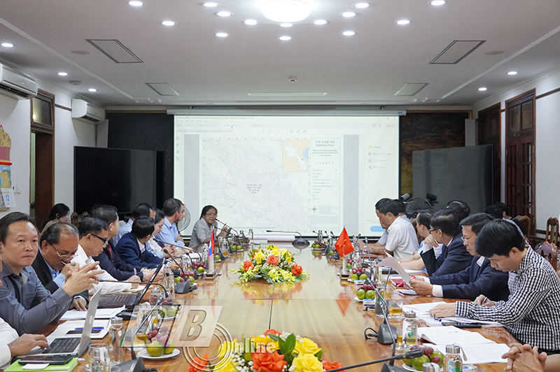 Các đại biểu nghe đại dienj đoàn công tác tỉnh Khăm Muồn giới thiệu bản đồ khu vực VQG Hin Nậm Nô