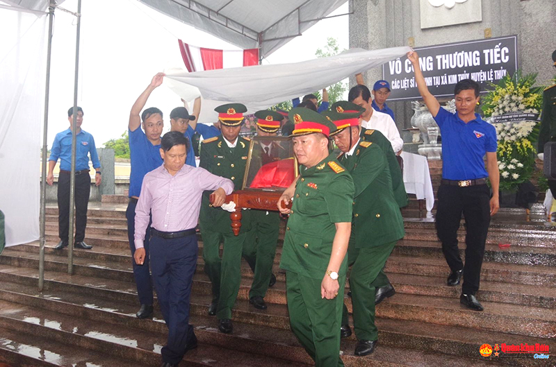 Lãnh đạo Bộ Chỉ huy Quân sự tỉnh và lãnh đạo huyện Lệ Thủy di chuyển hài cốt liệt sỹ đến nơi an táng.