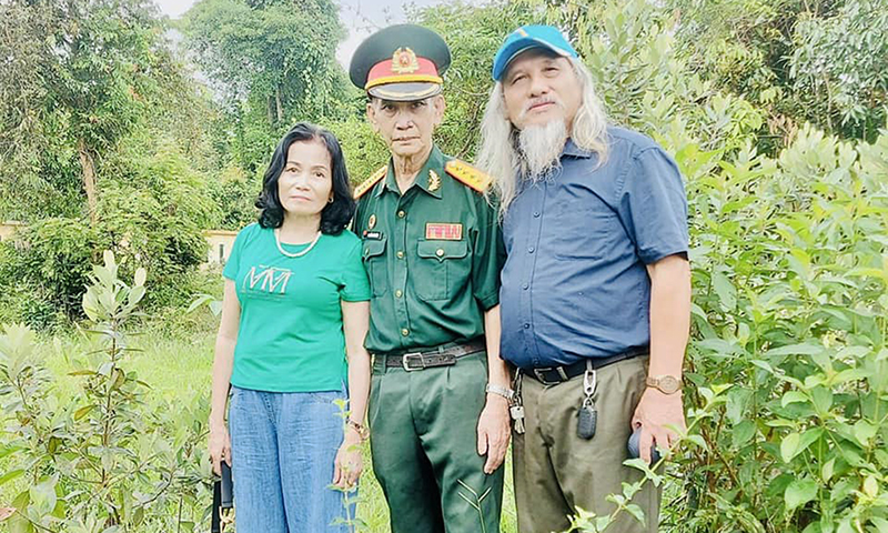 Chị Trần Thị Lý, nhạc sĩ Bình Sơn và CCB Nguyễn Xuân Oánh bên hố bom nơi các chiến sĩ pháo binh hy sinh.
