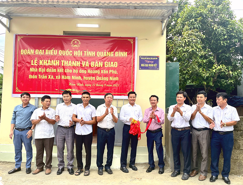  Lãnh đạo Đoàn đại biểu Quốc hội tỉnh và huyện Quảng Ninh bàn giao nhà “Đại đoàn kết ” cho gia đình ông Hoàng Văn Phú.