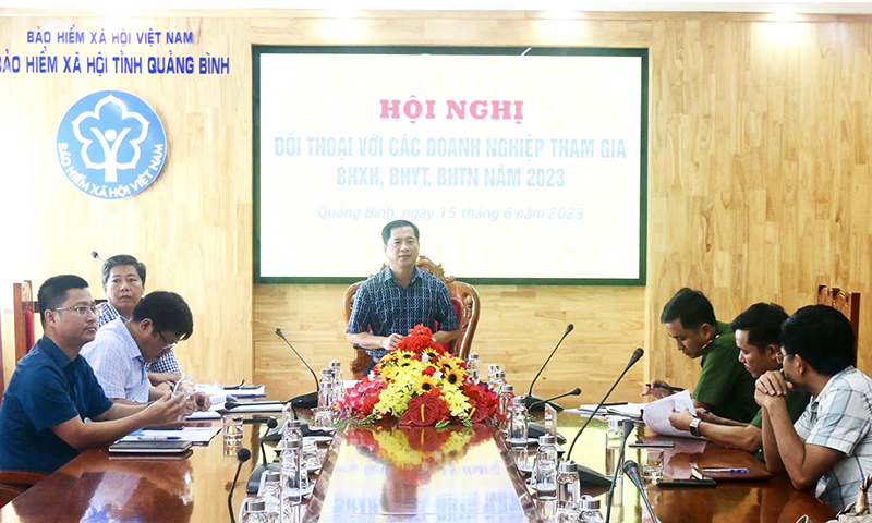  BHXH tỉnh tổ chức hội nghị đối thoại với doanh nghiệp tham gia BHXH, BHYT, BHTN để đôn đốc thu nợ.