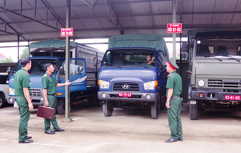 Đoàn công tác Ban Chỉ đạo 515 Quân khu 4 kiểm tra phương tiện kỹ thuật.