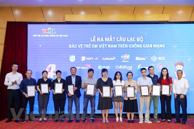 Câu lạc bộ Bảo vệ trẻ em Việt Nam trên không gian mạng có sự tham gia của 11 thành viên ban đầu là các doanh nghiệp, tổ chức hoạt động trong lĩnh vực hỗ trợ, bảo vệ trẻ em tại Việt Nam.  (Ảnh: Minh Sơn/Vietnam+)
