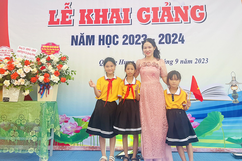 Chị Đậu Thị Phương Lan, Chủ tịch Hội LHPN xã Quảng Hưng và những đứa “con đỡ đầu” trong ngày khai giảng năm học mới.