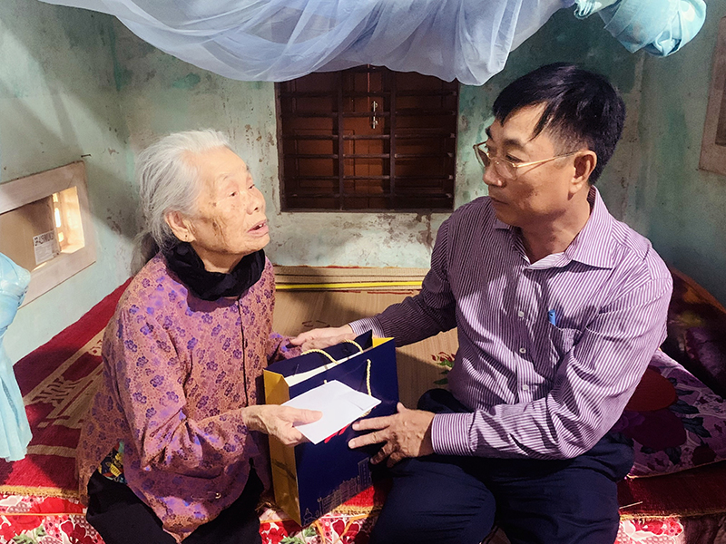 Lãnh đạo huyện Quảng Ninh thăm, tặng quà cho người cao tuổi có hoàn cảnh khó khăn trên địa bàn.