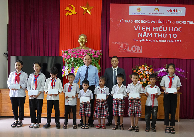 Đại diện lãnh đạo Hội KH, nhà tài trợ trao học bổng cho các em HS.