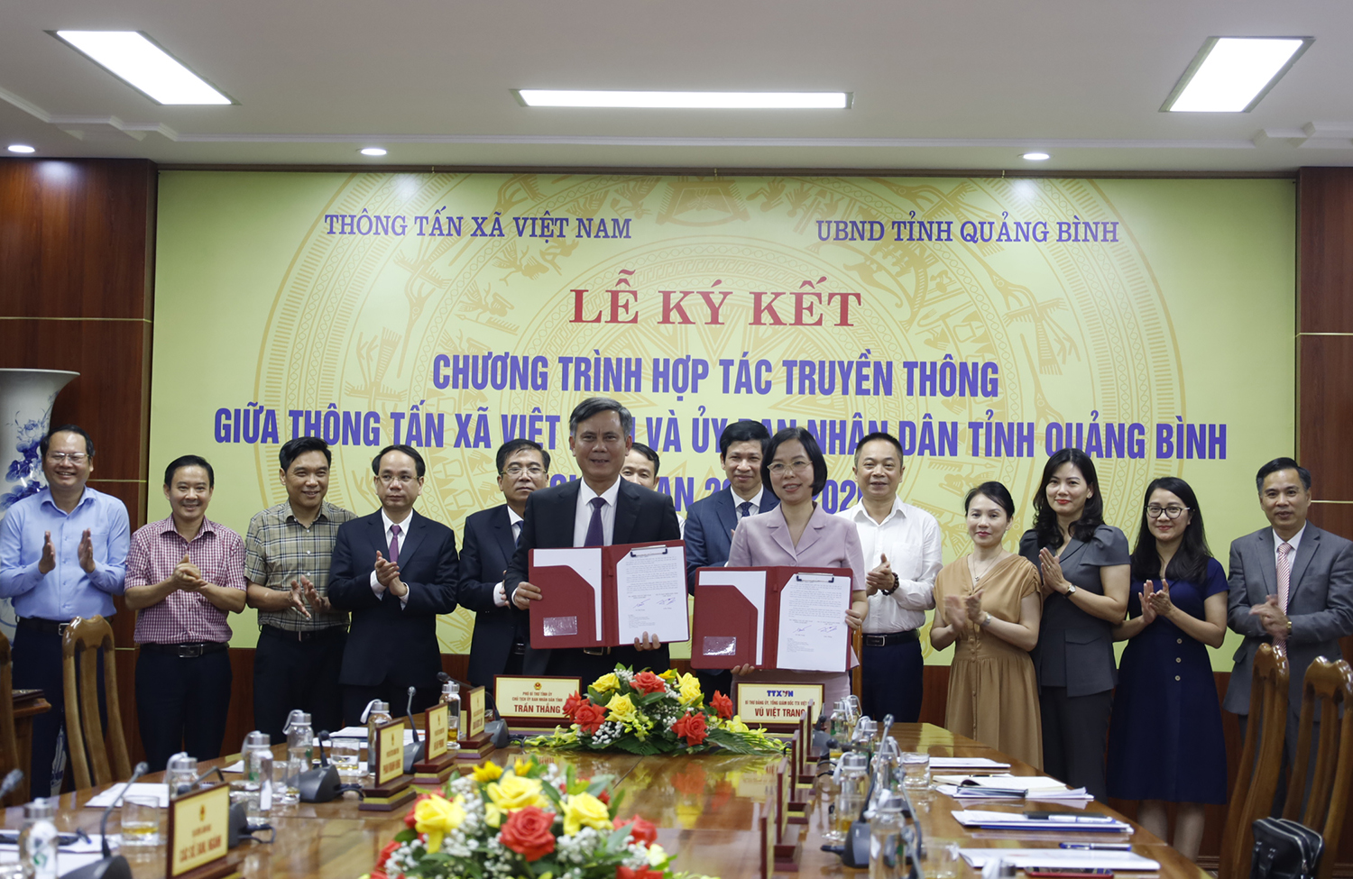 Đồng chí Chủ tịch UBND tỉnh Trần Thắng và Tổng Giám đốc TTX Việt Nam Vũ Việt Trang ký kết chương trình hợp tác truyền thông giai đoạn 2023-2026.