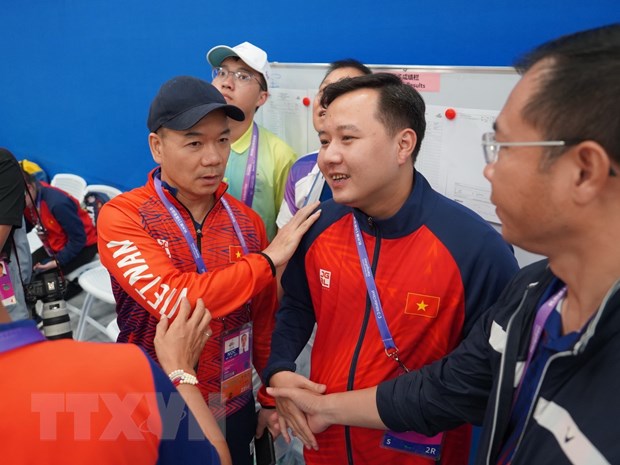 Xạ thủ Hữu Vương (thứ 2 từ phải qua) là vận động viên Việt Nam giành huy chương Bạc. (Ảnh: Hoàng Linh/TTXVN)