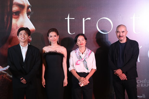 Đạo diễn Bùi Thạc Chuyên (bìa phải) cùng các đại diện đoàn phim Tro tàn rực rỡ trong buổi ra mắt tại Hà Nội cuối tháng 12/2022. (Ảnh: Minh Anh/Vietnam+)