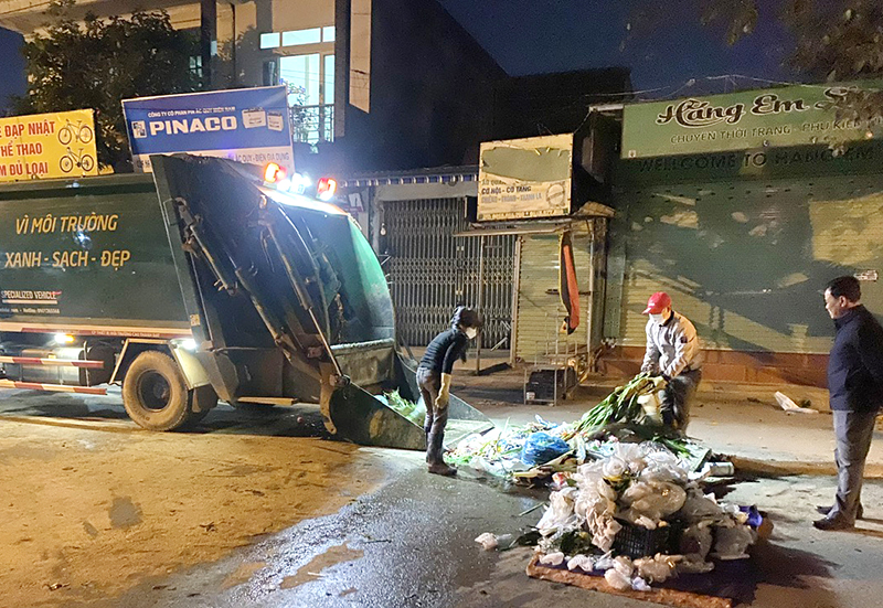 Thiếu phương tiện vận chuyển nên việc thu gom rác của Ban Quản lý CCTCC huyện Lệ Thủy thường kéo dài đến đêm.