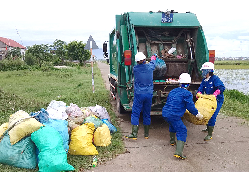 Ban Quản lý CCTCC huyện Quảng Trạch hiện chỉ có 1 xe chở rác chuyên dụng nên khó khăn trong việc thu gom, vận chuyển rác.
