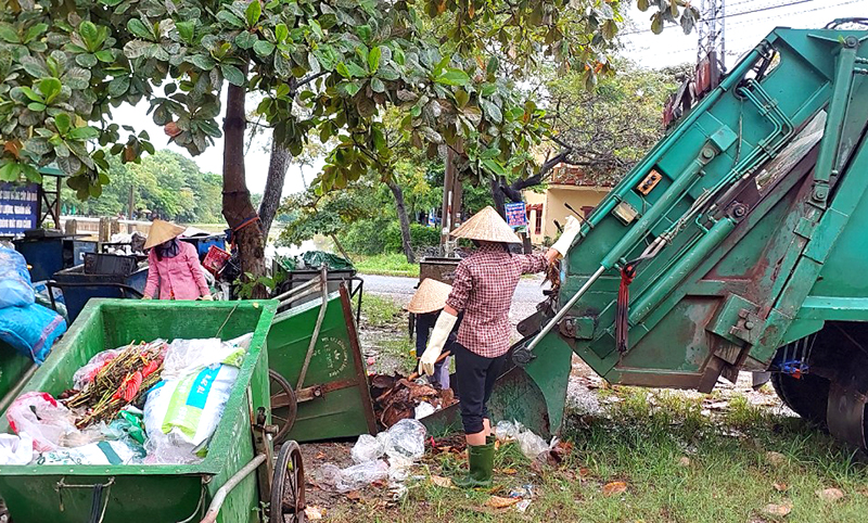 Ban quản lý CCTCC huyện Lệ Thủy thu gom, vận chuyển rác thải ở khu vực thị trấn Kiến Giang.