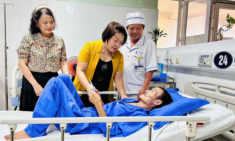 Thường trực Hội BTBNN tỉnh thăm hỏi, động viên và trao quà cho bệnh nhân nghèo tại Bệnh viện đa khoa khu vực Bắc Quảng Bình.