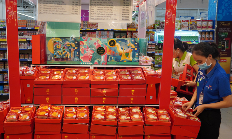Co.opMart Quảng Bình phục vụ mặt hàng bánh trung thu cho người tiêu dùng từ đầu tháng 7 âm lịch.