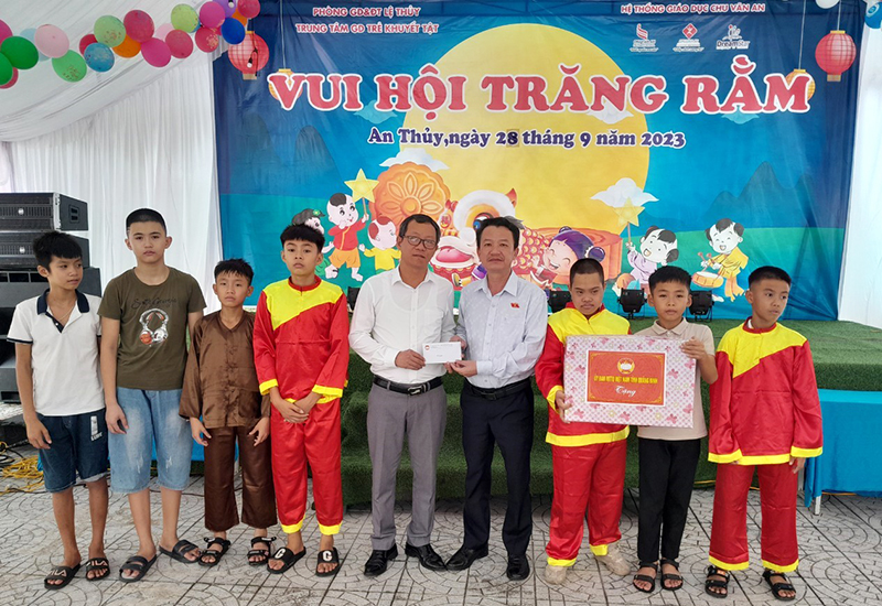 Đồng chí Phó Chủ tịch Ủy ban MTTQVN tỉnh Trần Quang Minh tặng quà Tết Trung thu cho Trung tâm Giáo dục trẻ khuyết tật huyện Lệ Thủy.