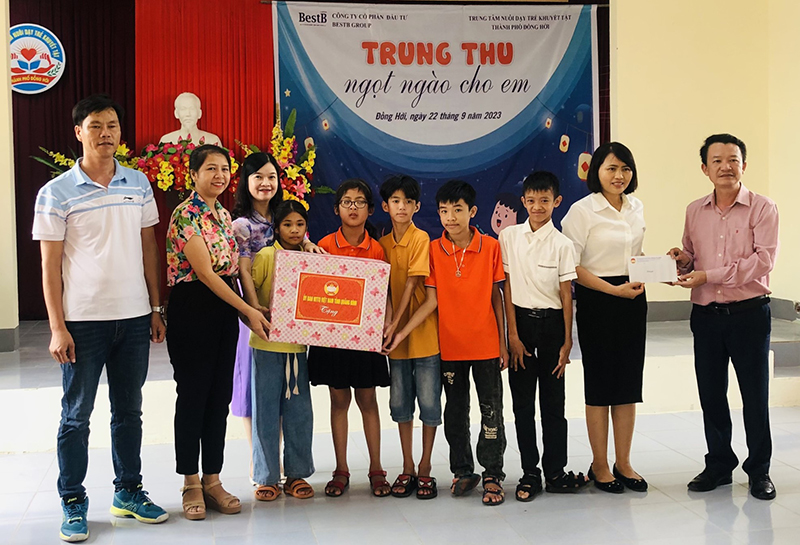 Đồng chí Phó Chủ tịch Ủy ban MTTQVN tỉnh Trần Quang Minh tặng quà Tết Trung thu cho Trung tâm Giáo dục trẻ khuyết tật TP. Đồng Hới.