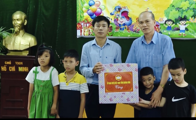  Đồng chí Phó Chủ tịch Ủy ban MTTQVN tỉnh Hoàng Văn Minh tặng quà Tết Trung thu cho Trung tâm Giáo dục trẻ khuyết tật huyện Quảng Trạch.
