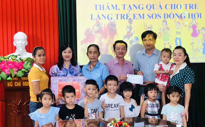   Đồng chí Phó Chủ tịch Ủy ban MTTQVN tỉnh Trần Quang Minh tặng quà Tết Trung thu cho Làng trẻ em SOS Đồng Hới.