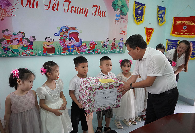 Đồng chí Trần Phong tặng quà các cháu Trường mầm non Đồng Sơn.
