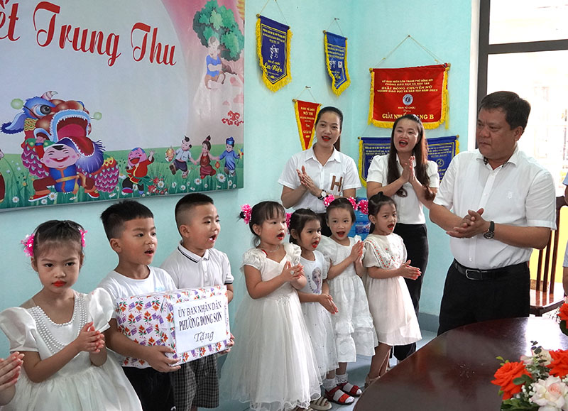 Đồng chí Bí thư Thành ủy Đồng Hới Trần Phong vui cùng các cháu Trường mầm non Đồng Sơn.