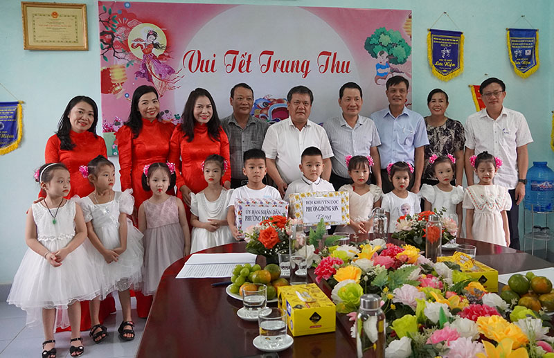 Đồng chí Bí thư Thành ủy Đồng Hới Trần Phong và đoàn công tác vui Tết Trung thu tại Trường mầm non Đồng Sơn.