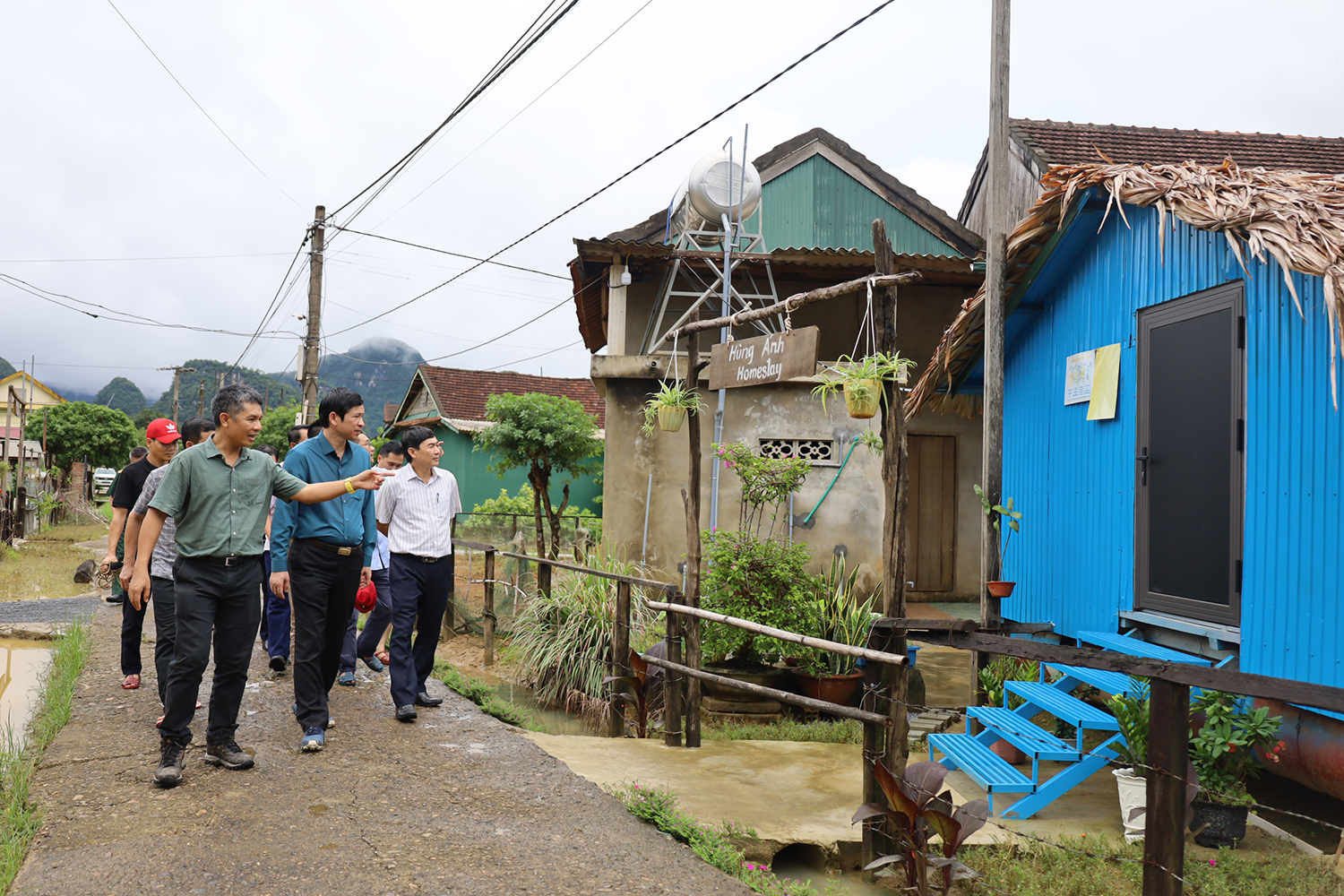 Đồng chí Phó Chủ tịch UBND tỉnh Hồ An Phong kiểm tra một số mô hình homestay thích ứng thời tiết tại xã Tân Hóa. 