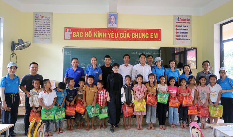 Chi đoàn Báo Quảng Bình và Nhóm Team thiện nguyện Asena Đồng Hới trao quà Tết Trung thu cho học sinh tại điểm trường Bãi Dinh.
