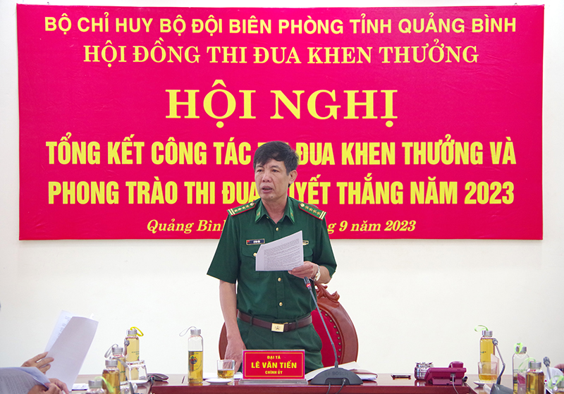 Đại tá Lê Văn Tiến, Chính ủy BĐBP tỉnh phát biểu tại hội nghị.