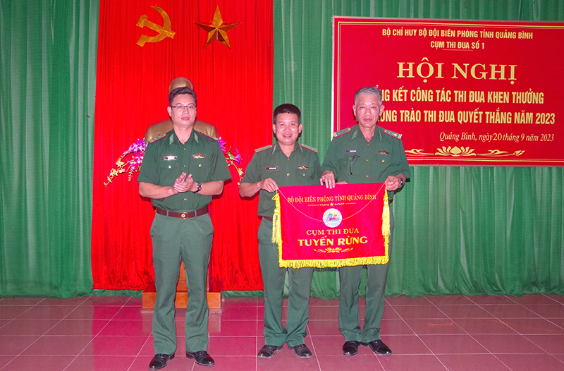 Bàn giao cờ thi đua cho đơn vị Cụm trưởng năm tiếp theo tại Cụm Thi đua tuyến rừng.