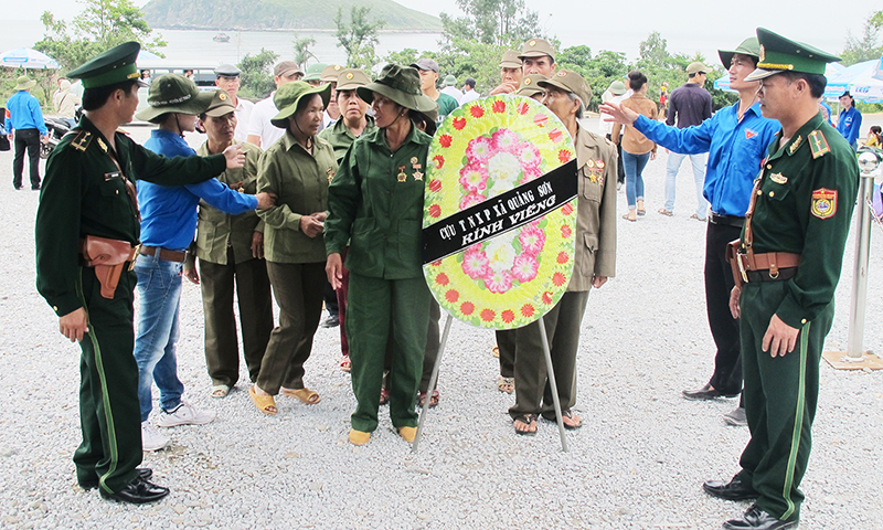 Cán bộ, chiến sĩ Bộ đội Biên phòng tỉnh hướng dẫn người dân vào viếng Đại tướng. Ảnh: Xuân Phú