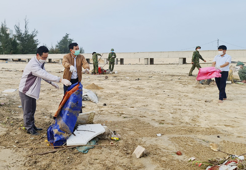 UBND tỉnh yêu cầu các tăng cường hơn các hoạt động ra quân làm sạch môi trường tại bãi biển, khu vực ven bờ.
