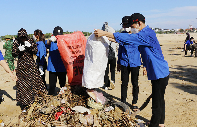 Đoàn viên thành niên tích cực ra quân thu gom rác thải, bảo vệ môi trường.