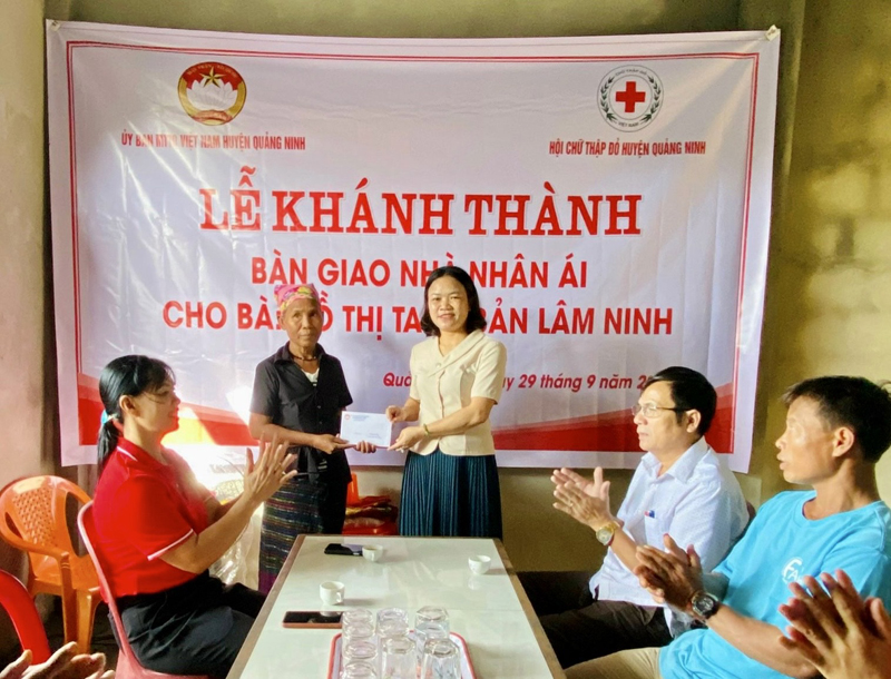 Đại diện Ủy ban MTTQVN huyện Quảng Ninh trao số tiền 50 triệu đồng hỗ trợ xây nhà “Nhân ái” cho gia đình bà Hồ Thị Tam.