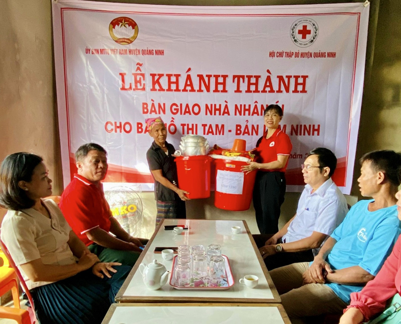 Đại diện Hội CTĐ huyện Quảng Ninh tặng quà cho gia đình bà Hồ Thị Tam.