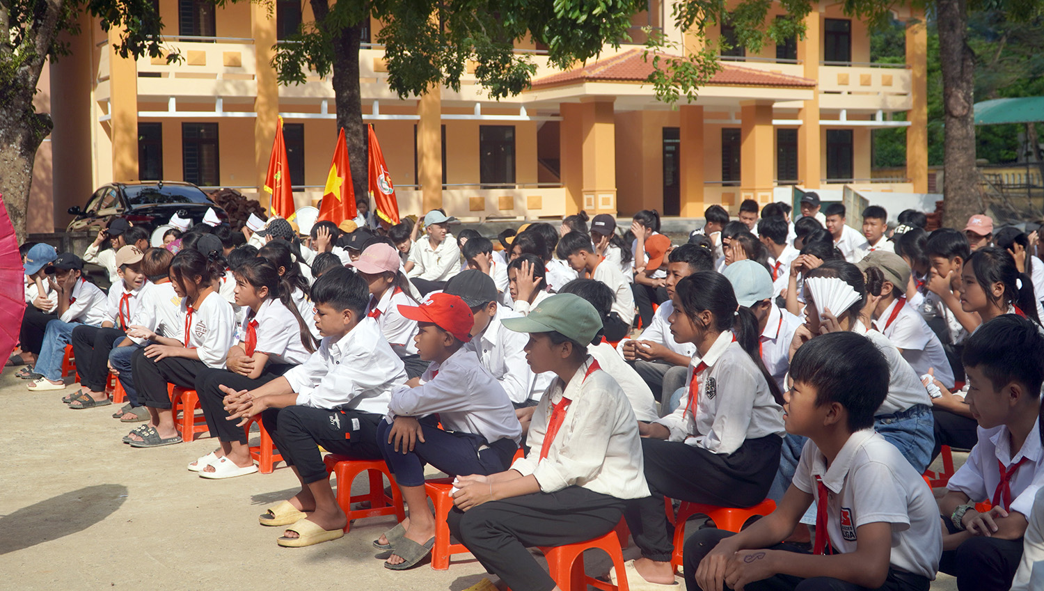 Học sinh Trường phổ thông dân tộc bán trú - THCS xã Trường Sơn (huyện Quảng Ninh), xã miền núi đặc biệt khó khăn.