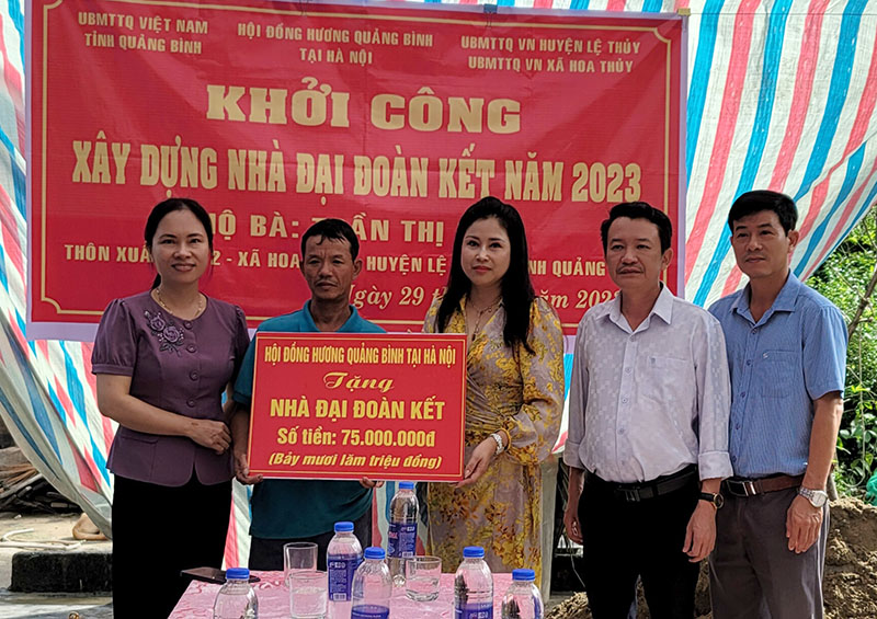 Đại diện Ủy ban MTTQ Việt Nam các cấp và Hội đồng hương Quảng Bình tại Hà Nội trao biển tượng trưng hỗ trợ xây nhà ĐĐK cho bà Trần Thị Đoái