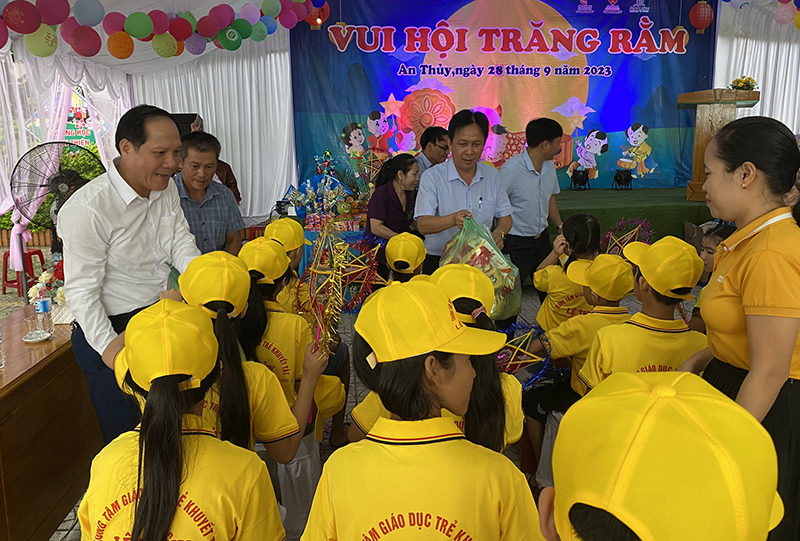 Đại diện lãnh đạo huyện Lệ Thủy thăm và tặng quà tại Trung tâm Giáo dục trẻ khuyết tật huyện Lệ Thủy.