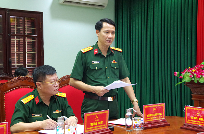 Đại tá Đinh Xuân Hướng, Phó Bí thư Đảng ủy, Chính ủy Bộ CHQS tỉnh thay mặt Đảng ủy Quân sự tỉnh trình bày dự thảo báo cáo.