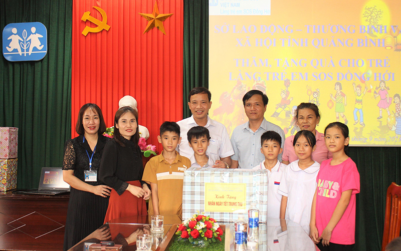 Lãnh đạo Sở LĐ-TB và XH thăm, tặng quà cho Làng trẻ em SOS Đồng Hới.