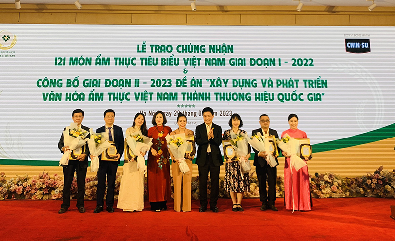 Đại diện Ban tổ chức trao chứng nhận món ăn Việt Nam tiêu biểu cho đại diện các tỉnh miền Trung. 